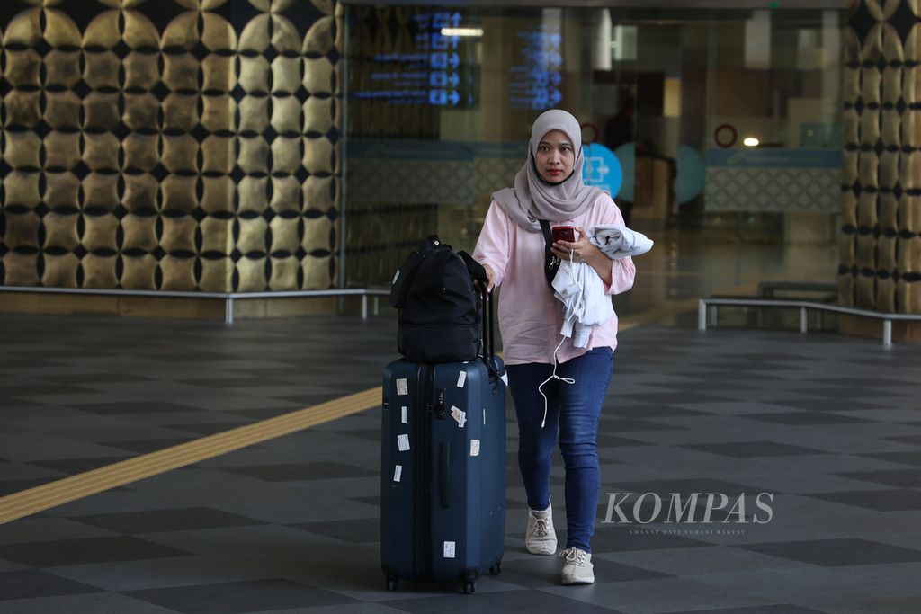 Pekerja migran Indonesia tiba di Bandara Internasional Yogyakarta, Kulon Progo, DI Yogyakarta, Senin (17/4/2023). 