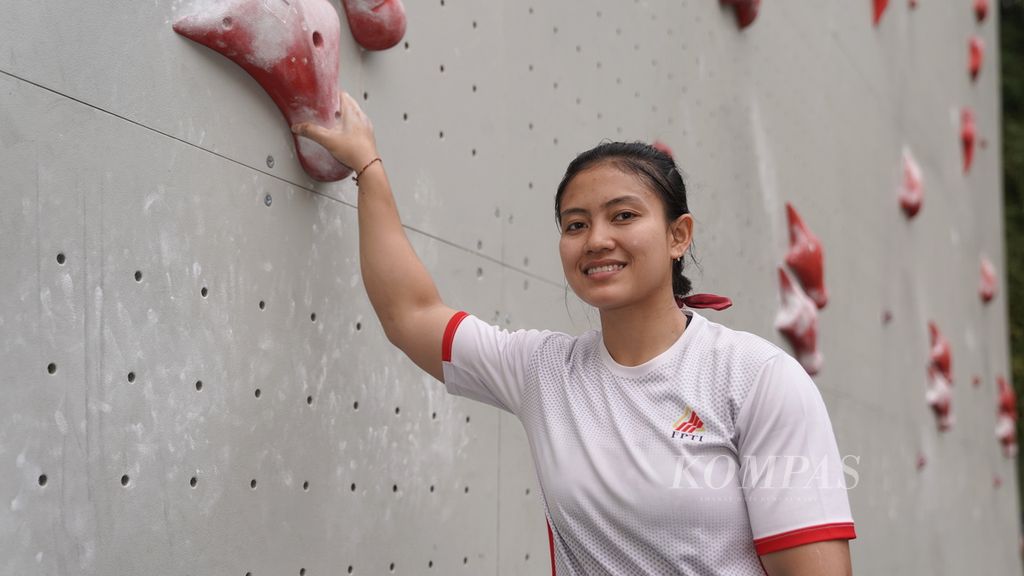 Pemanjat nomor <i>speed</i> putri Indonesia, Desak Made Rita Kusuma Dewi, berpose setelah menjalani pemusatan latihan nasional jelang Asian Games 2022 di Hotel Santika Premiere, Kota Bekasi, Jawa Barat, Jumat (8/9/2023). Desak  mengaku kian termotivasi untuk menyumbangkan prestasi terbaik bagi Indonesia seusai meraih emas Kejuaraan Dunia 2023 di Swiss, 10 Agustus lalu, sekaligus merebut tiket ke Olimpiade 2024. 