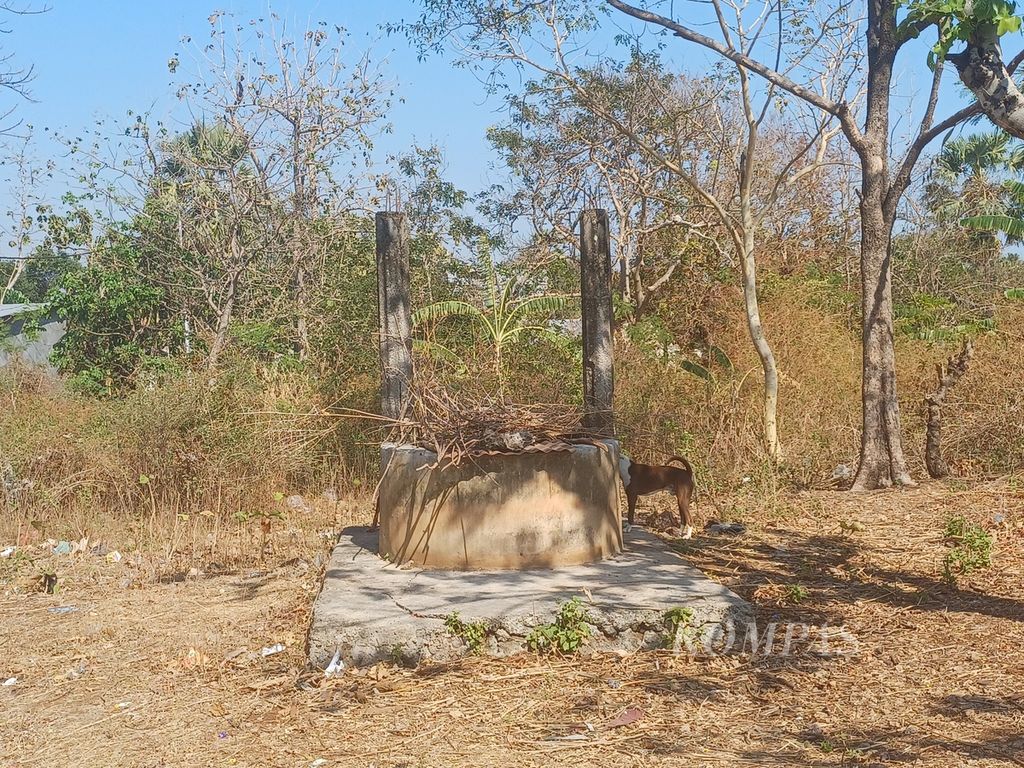 A well belonging to four houses in Nunleu Hamlet, Naimata Village, Kupang City, was found dry on Monday (25/9/2023). The well, which had a depth of 15 meters, has run out of water.