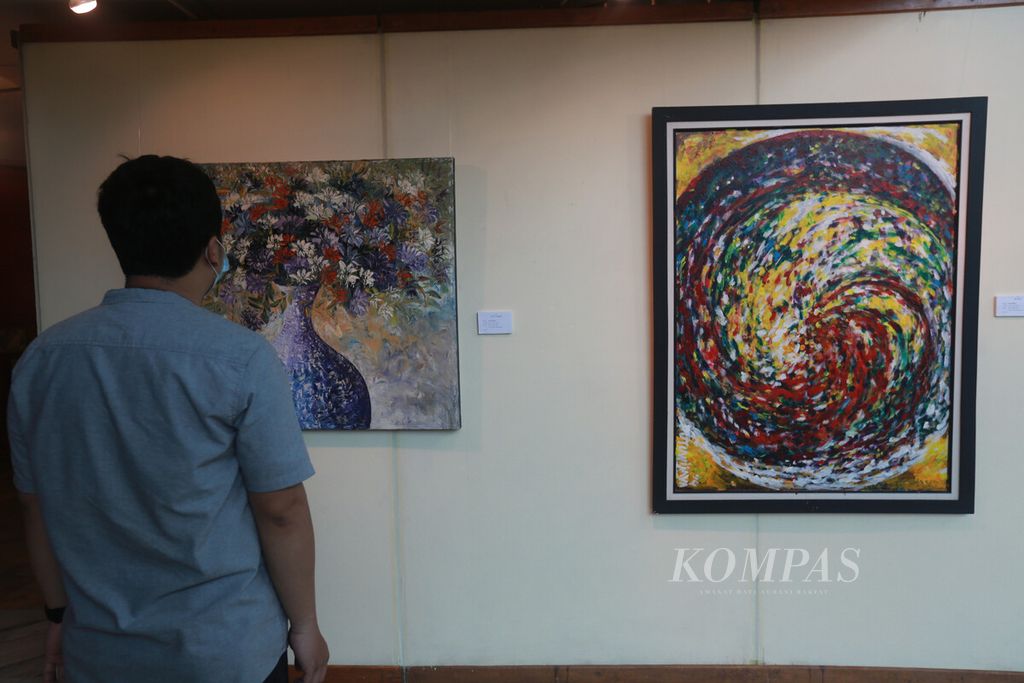 Pengunjung memperhatikan sebuah karya lukisan yang dipajang untuk dilelang dalam acara bertajuk Doa untuk Remy Sylado, di galeri Teater Kecil Taman Ismail Marzuki, Jakarta, Selasa (8/2/2022). 