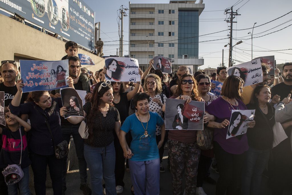  Para pengunjuk rasa berdemonstrasi di Sulaimaniyah, wilayah Kurdistan di Irak utara, tidak jauh dari perbatasan Irak-Iran, Rabu (28/9/2022), untuk memprotes kematian perempuan Kurdi, Mahsa Amini, di Iran. 