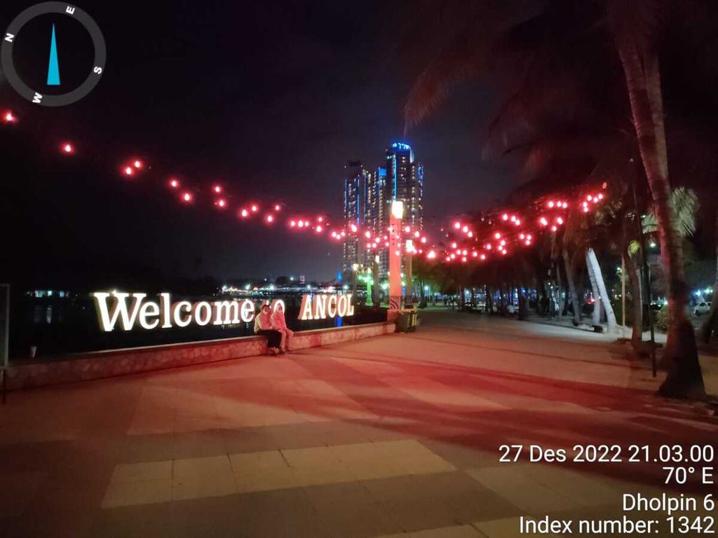Kondisi kawasan wisata Ancol, Pademangan, Jakarta Utara, Selasa (27/12/2022) malam. 