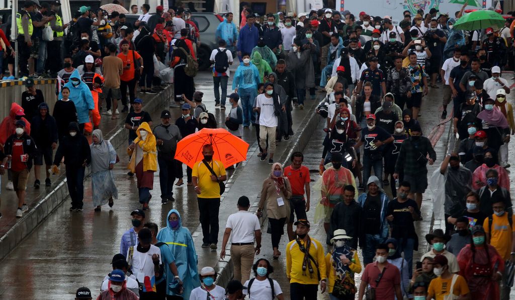 Penonton berjalan menuju pintu keluar melewati terowongan trek Sirkuit Internasional Pertamina Mandalika di Pujut, Lombok Tengah, Nusa Tenggara Barat, pada ajang balap motor Kejuaran Dunia Superbike (WSBK) 2021, Minggu (21/11/2021). Balapan kedua WSBK Mandalika 2021 sempat ditunda sambil menanti hujan reda. Balapan kedua WSBK Mandalika 2021 hanya berlangsung selama 12 putaran. Jumlah putaran balapan kedua WSBK Mandalika 2021 yang awalnya 21 putaran terpaksa dipangkas karena balapan sempat ditunda.