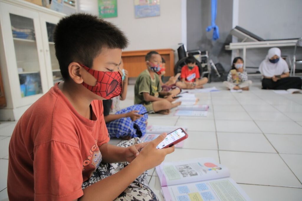 Pelajar di Kota Tangerang memanfaatkan program internet gratis untuk pelajar yang kesulitan biaya internet, Senin (24/8/2020).  