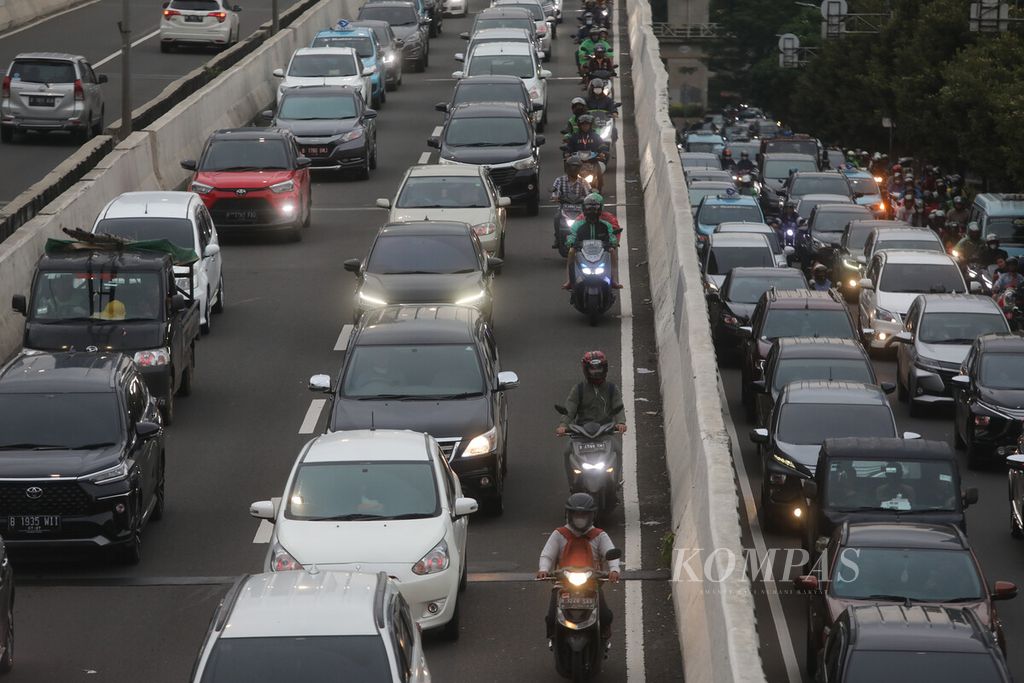 Ilustrasi-Pengendara motor melanggar aturan lalu lintas dengan melintas di jalan layang non-tol (JLNT) Kampung Melayu-Tanah Abang, Jakarta, Senin (19/12/2022). Pelanggaran lalu lintas meningkat sejak Kapolri menghapus kebijakan tilang manual, kecuali dalam kondisi tertentu yang berpotensi menimbulkan kecelakaan lalu lintas. 