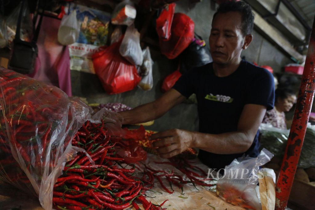 Pedagang memilah cabai di Pasar Kebayoran Lama, Jakarta, Rabu (15/11/2023 ).