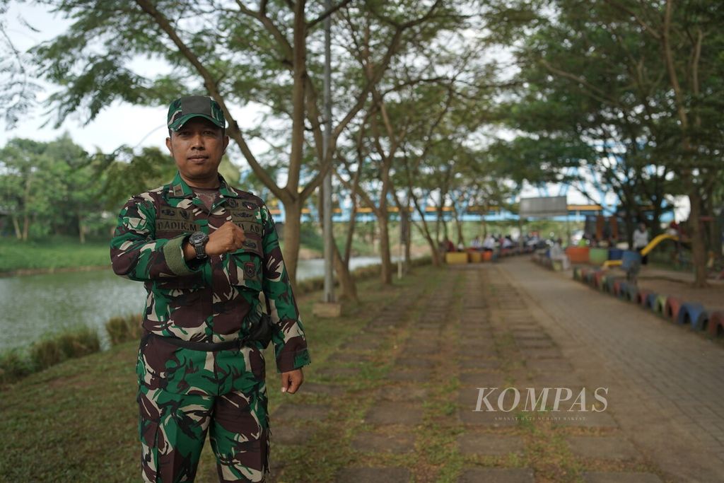 Pembantu Letnan Dua Dadik Mauludin (42) saat ditemui di Taman Air Citarum Harum Sektor 6, Baleendah, Kabupaten Bandung, Jawa Barat, pada Senin (6/2/2023).