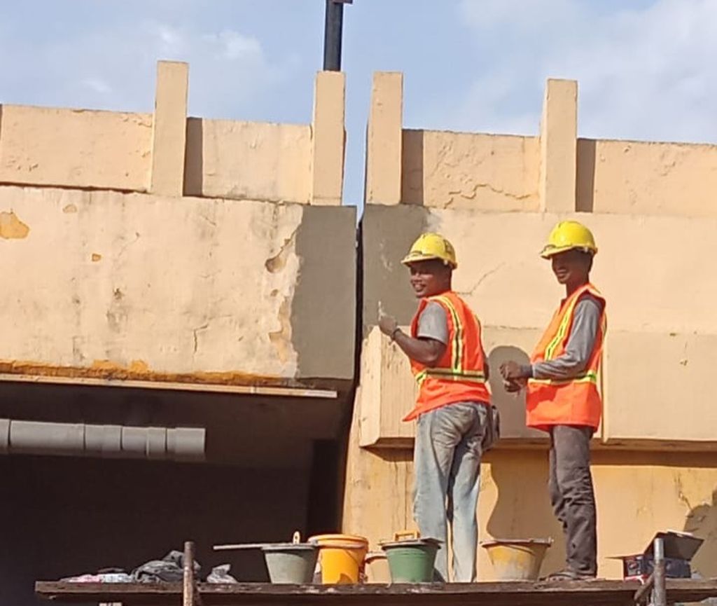 Pekerja memplester ulang jembatan layang (<i>flyover</i>) di persimpangan Jalan Sudirman-Harapan Raya, Pekanbaru, yang retak dan viral beberapa hari lalu di Pekanbaru, Riau, Jumat (8/9/2023).