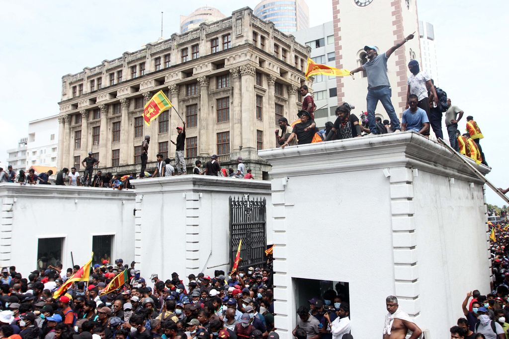 Para pengunjuk rasa yang menuntut pengunduran diri Presiden Sri Lanka Gotabaya Rajapaksa berkumpul di dalam kompleks Istana Kepresidenan Sri Lanka di Kolombo pada 9 Juli 2022. Pada hari Kamis (14/7/2022) mereka meninggalkan gedung itu.