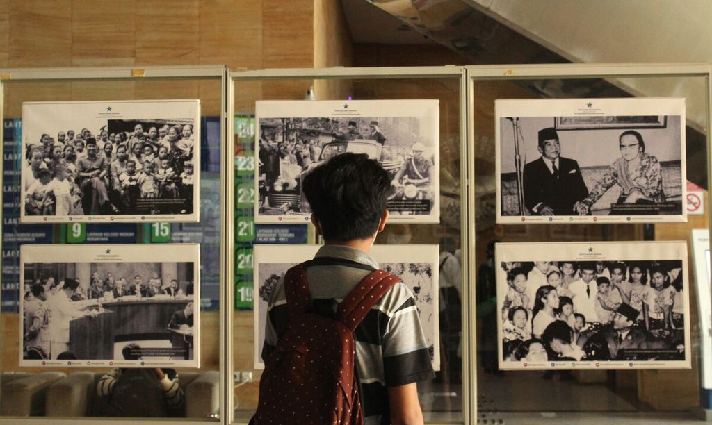 Pengunjung mengamati foto-foto Presiden Pertama RI Soekarno dalam pameran "Internalisasi Pemikiran Bung Karno Melalui Ragam Koleksi Perpustakaan Nasional RI" di lobi Gedung Perpusnas, Senin (5/6/2023).