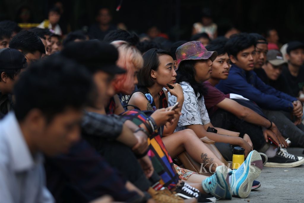 Anak-anak muda yang hadir dalam bincang santai bertajuk ”Mendesak tapi Santuy” di kawasan Setiabudi, Jakarta, Rabu (8/10/2019). 