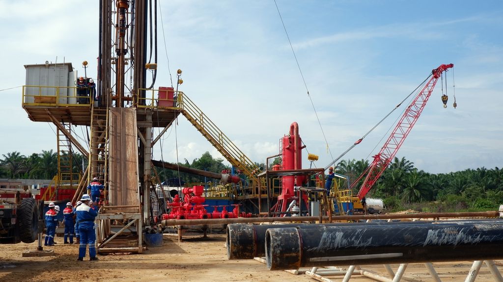 Susana di <i>rig</i> Pertamina di Duri, Kabupaten Bengkalis, Riau, yang merupakan bagian dari Wilayah Kerja Rokan (Blok Rokan), Senin (8/8/2022). Pengeboran itu menjadi salah satu <i>rig</i> Pertamina Hulu Rokan (PHR) yang mengelola Blok Rokan sejak Agustus 2021 setelah dialih kelola dari Chevron.