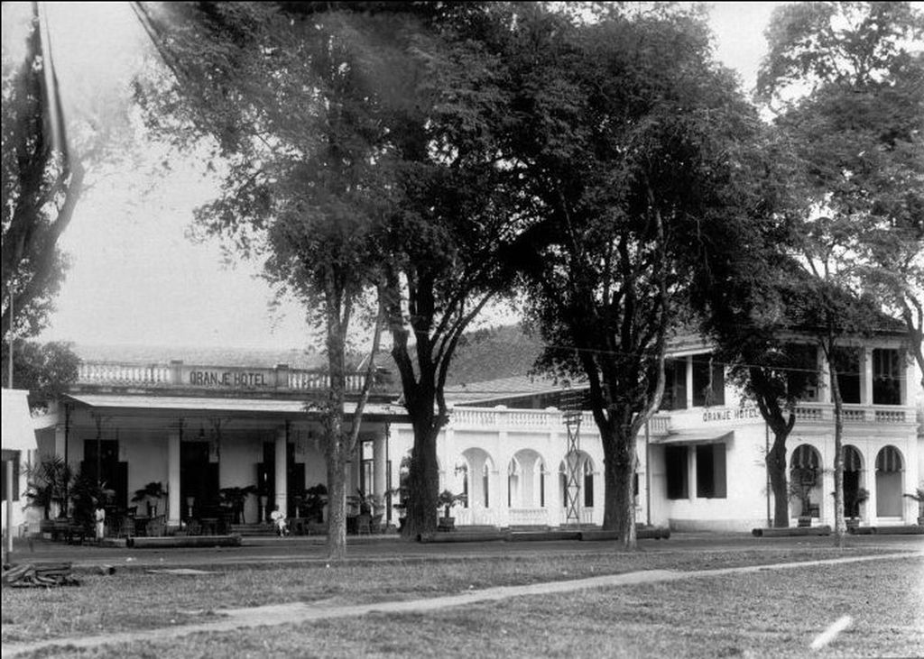 Tampak depan bangunan Hotel Oranje di Makassar sekitar akhir abad ke-19 hingga awal abad ke-20 (sumber: Tropenmuseum Amsterdam).