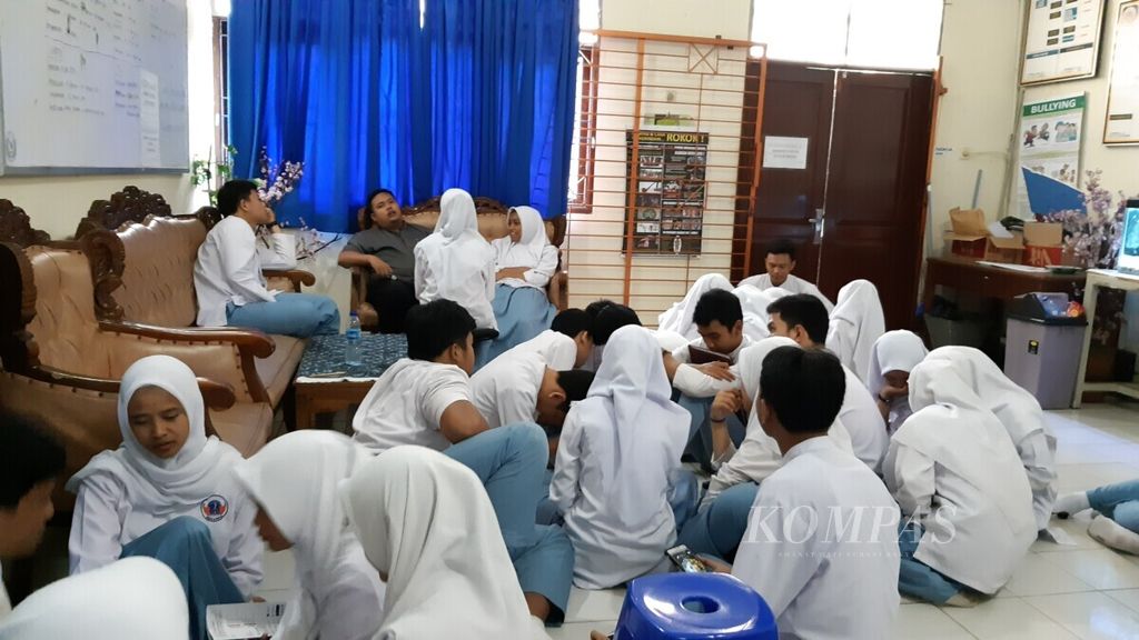 Suasana ruang bimbingan dan konseling SMAN 6 Depok, Jawa Barat, Jumat (25/1/2019). Siswa kelas XII berdiskusi mengenai program studi dan perguruan tinggi negeri yang cocok dengan minat dan bakat mereka.