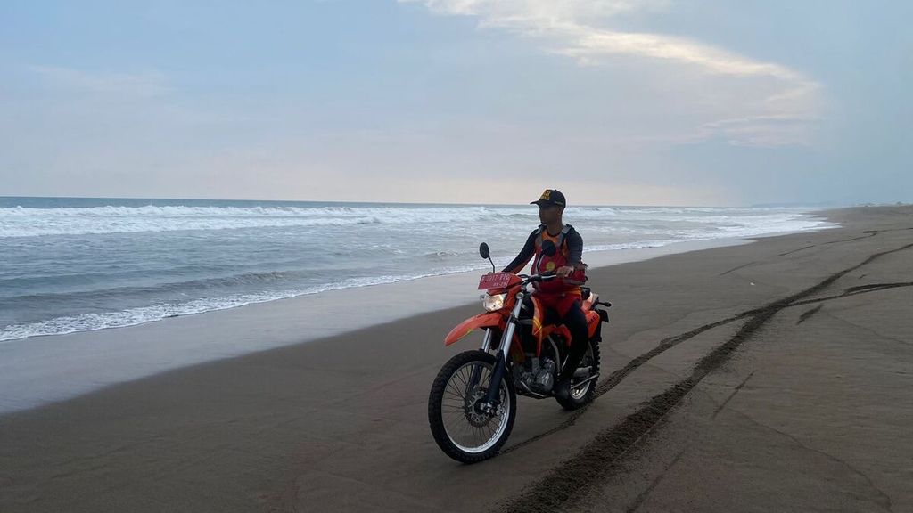 Personel Basarnas Cilacap menggunakan sepeda motor menyisir pantai selatan di Kabupaten Kebumen, Jawa Tengah, Selasa (25/4/2023).
