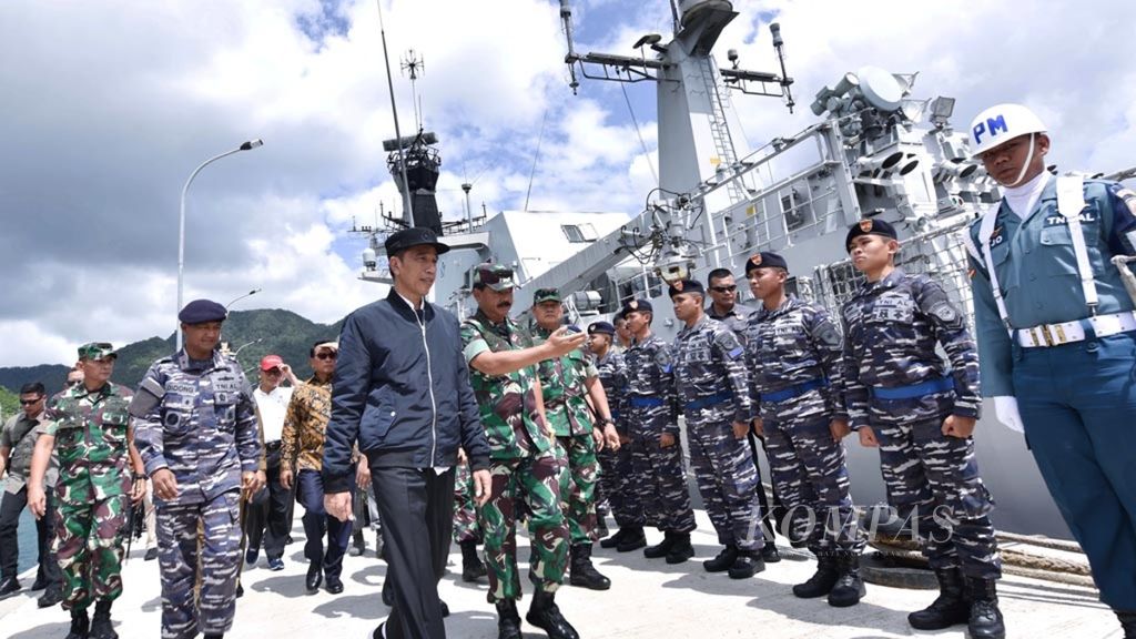 Presiden Joko Widodo meninjau kesiagaan kapal perang KRI Usman Harun (359) di Pelabuhan Selat Lampa, Kabupaten Natuna, Kepulauan Riau, Rabu (8/1/2020). 