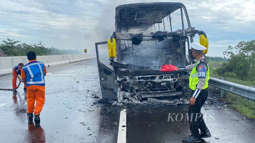 Kondisi bus pariwisata yang terbakar di ruas Tol Pandaan-Malang, Kilometer 60.800/A, Minggu (6/3/2022) pagi.