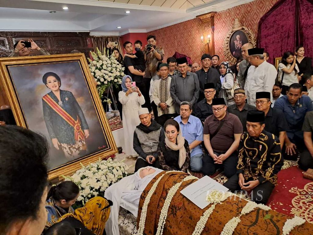 President Joko Widodo (on the right) pays his last respects to the late Mooryati Soedibyo at the funeral home, which is also the President's private residence, on Mangunsarkoro Street, Menteng, Central Jakarta, Wednesday (24/4/2024) afternoon. The President is accompanied by Mooryati's daughter, Putri K Wardani (on the left).