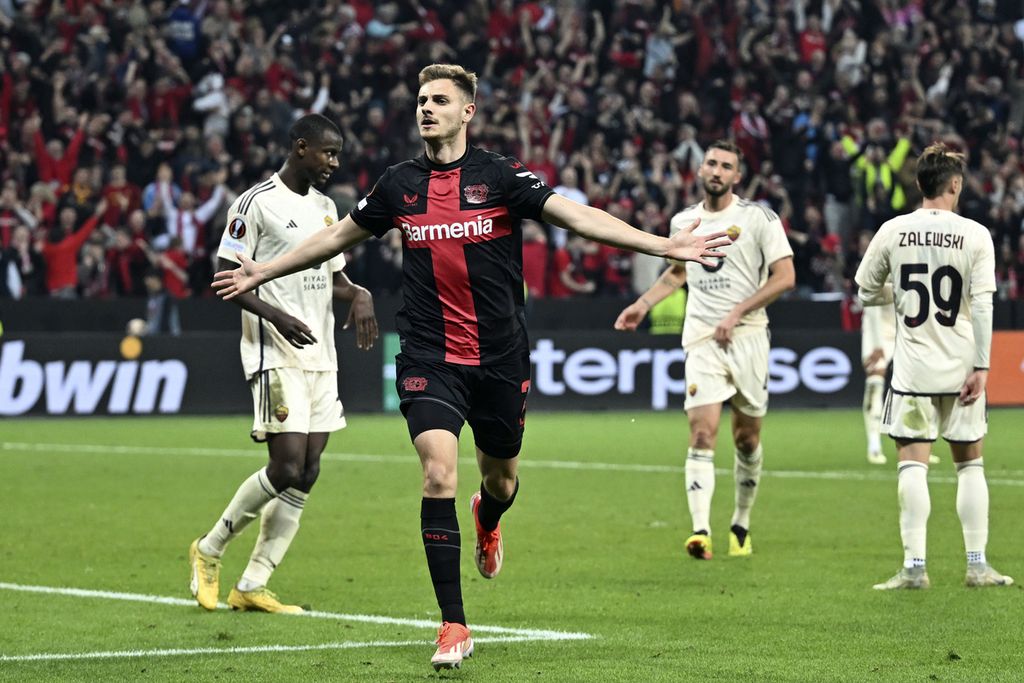 Bayer Leverkusen player Josip Stanisic celebrated after scoring a goal during the second semi-final of the Europa League match between Bayer Leverkusen and AS Roma at the BayArena Stadium in Leverkusen, Germany, on Friday (10/5/2024) early morning Western Indonesian Time.