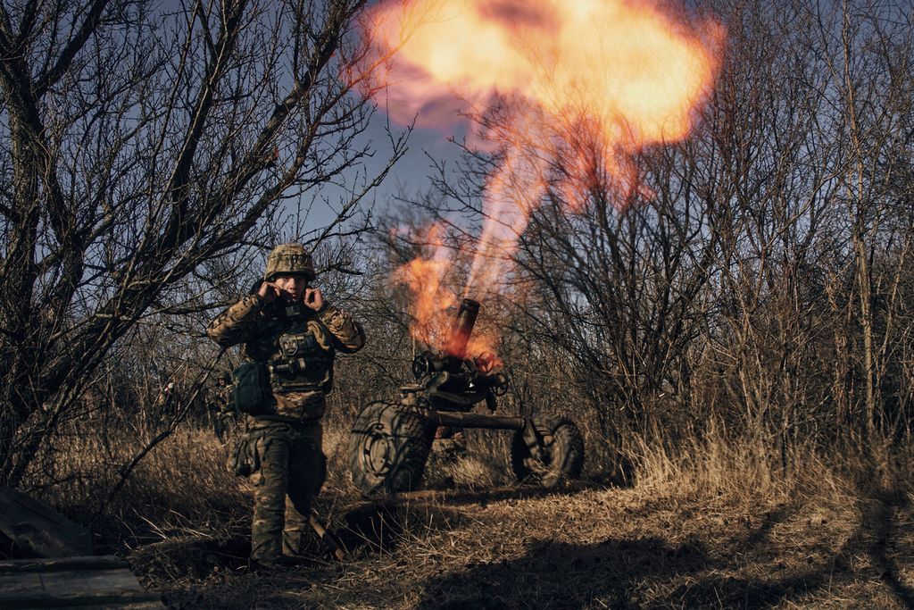 Ukrainian soldiers fire French MO-120-RT-61 120 mm rifled towed mortar at Russian positions in the frontline near Bakhmut, Donetsk region, Ukraine, Tuesday, Dec. 6, 2022. 
