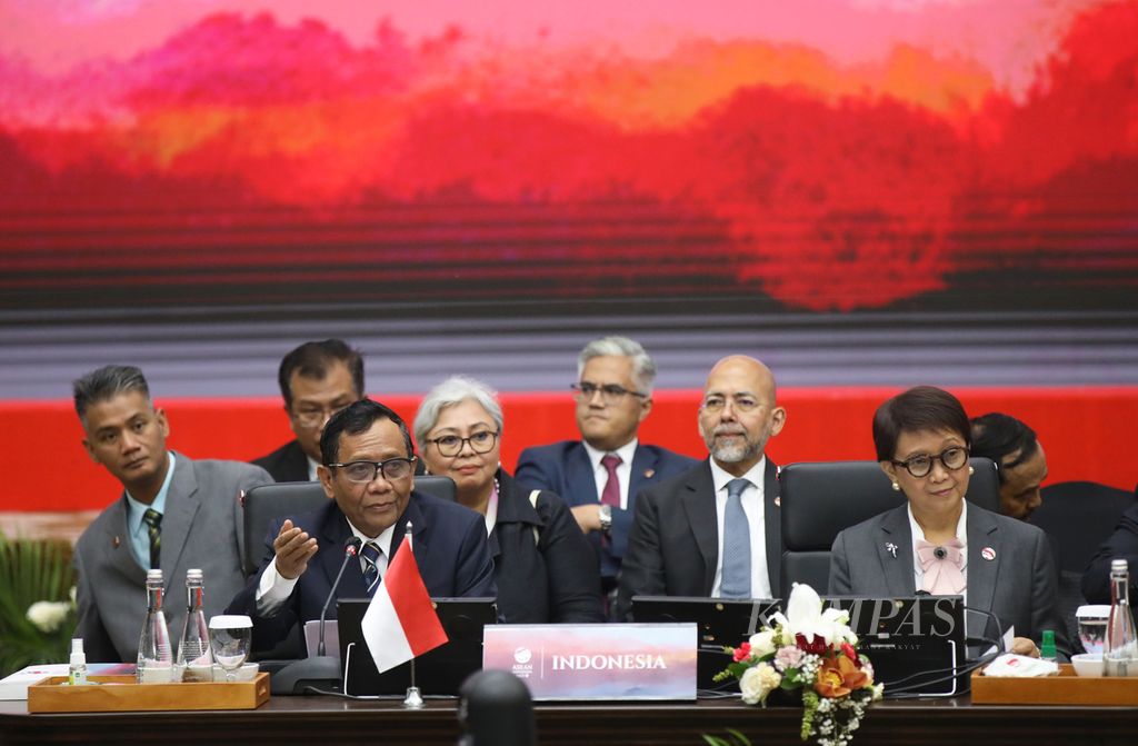 Ketua Bersama Dewan Politik dan Keamanan ASEAN Mahfud MD bersama Menteri Luar Negeri Retno P Marsudi memimpin pertemuan Dewan Politik dan Keamanan ASEAN di Sekretariat ASEAN, Jakarta, Senin (4/9/2023). 