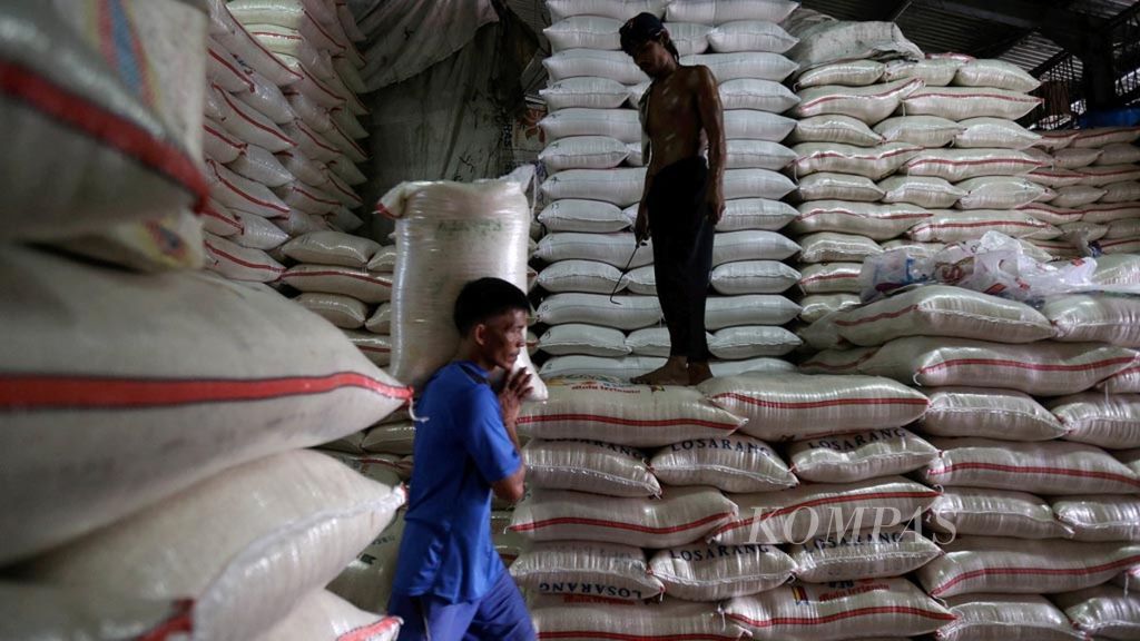 Buruh membongkar beras dari daerah yang baru tiba di Pasar Induk Beras Cipinang, Jakarta, Senin (21/8). 