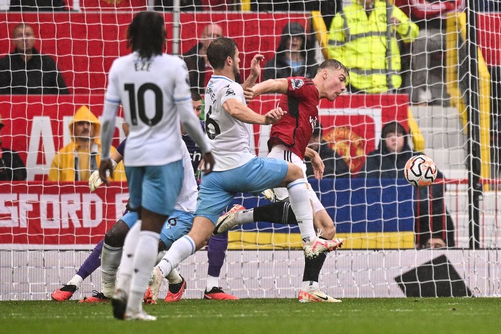 Pemain Manchester United, Rasmus Hojlund (kanan), berebut bola dengan pemain Crystal Palace, Marc Guehi, dalam pertandingan Liga Inggris antara Manchester United dan Crystal Palace di Stadion Old Trafford, Manchester, Sabtu (30/9/2023). 