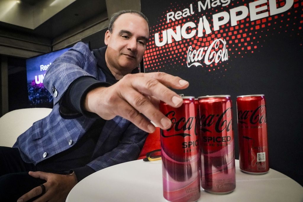 CEO Coca Cola Global Selman Careaga memperkenalkan rasa baru minuman berkarbonasi , Coca Cola Spiced, yang akan dipasarkan di wilayah Amerika Utara, Selasa (6/2/2024). 