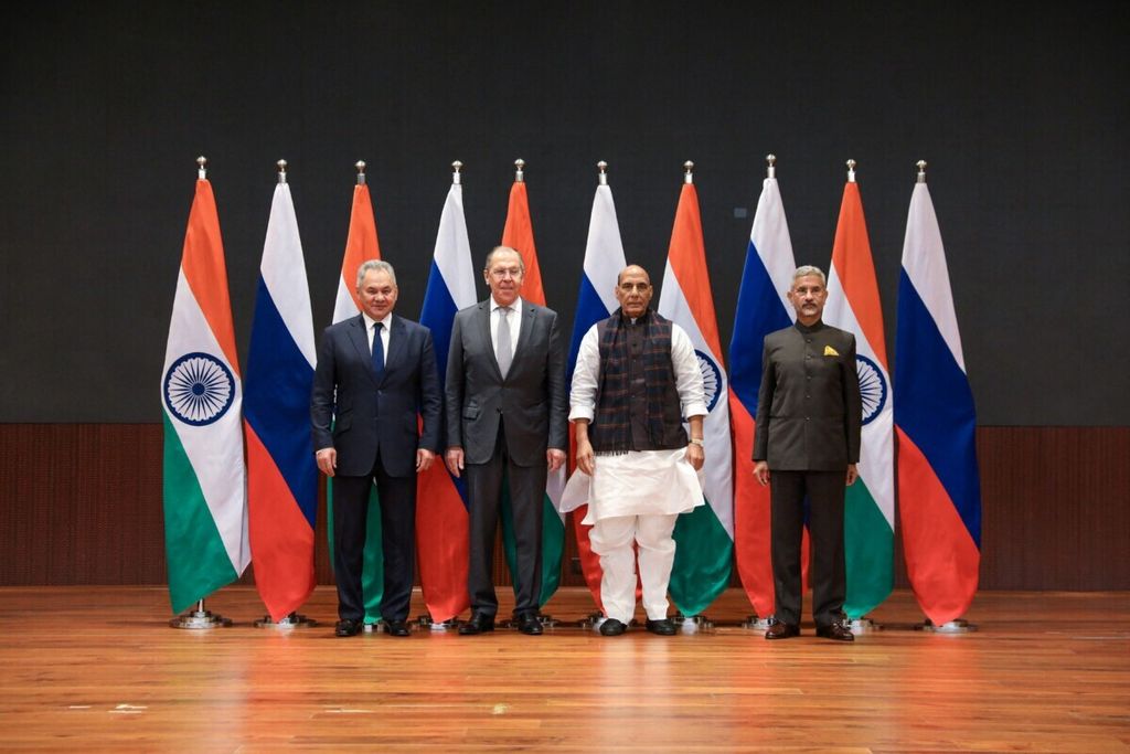 (Dari kiri ke kanan) Menteri Pertahanan Rusia Sergey Shoigu, Menteri Luar Negeri Rusia Sergey Lavrov, Menteri Pertahanan India Rajnath Singh, dan Menlu India Subrahmanyam Jaishankar berfoto bersama dalam pertemuan mereka di New Delhi, India, 6 Desember 2021. 