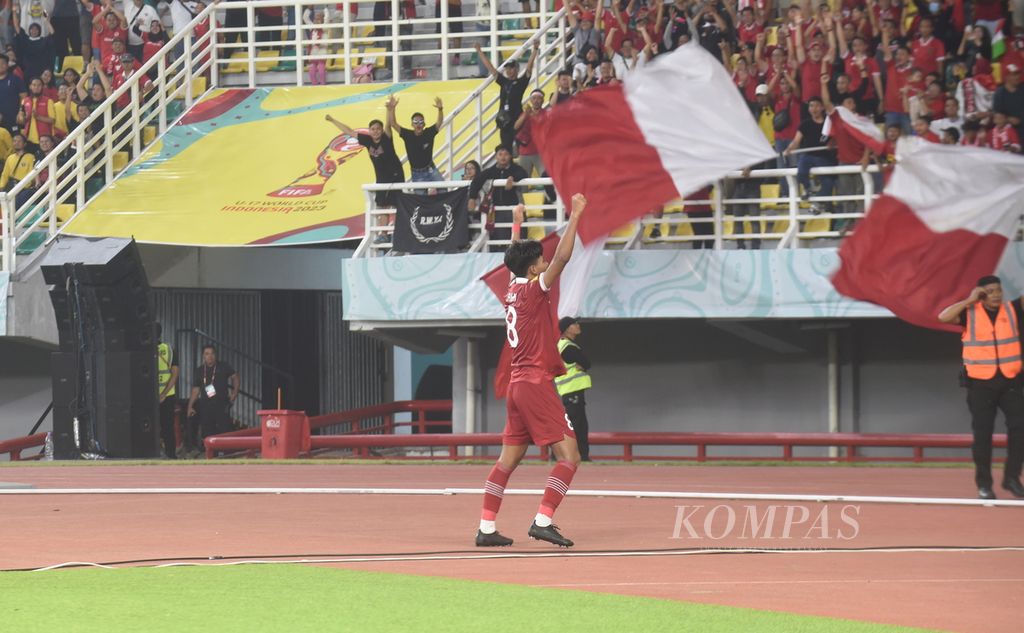 Pemain Indonesia, Arkhan Kaka Purwanto, merayakan golnya ke gawang Ekuador dalam laga penyisihan Grup A Piala Dunia U-17 2023 di Stadion Gelora Bung Tomo, Surabaya, Jumat (10/11/2023). 