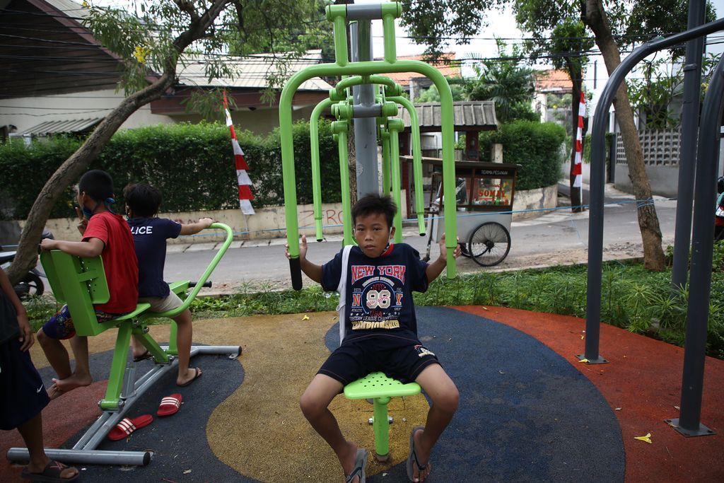 Children without wearing masks play at the Buyan park at Bendungan Hilir, Tanah Abang, Central Jakarta, Monday (24/8/2020).