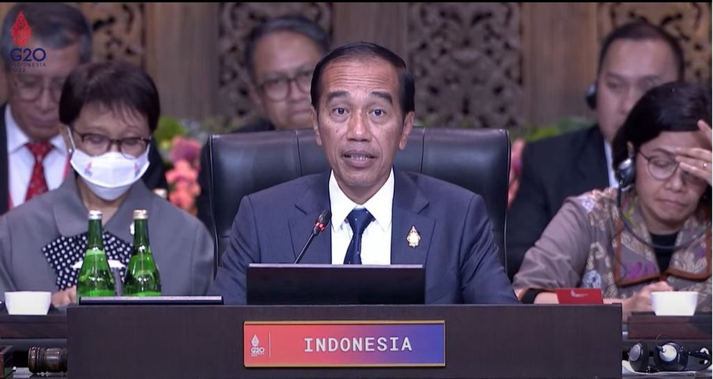 Tangkapan layar dari Presiden Joko Widodo ketika membuka diskusi sesi kedua mengenai kesehatan dalam pertemuan KTT G20 di Bali, Selasa (15/11/2022). Ia mendorong agar negara berkembang bisa semakin diberdayakan untuk mengatasi persoalan kesehatan global.