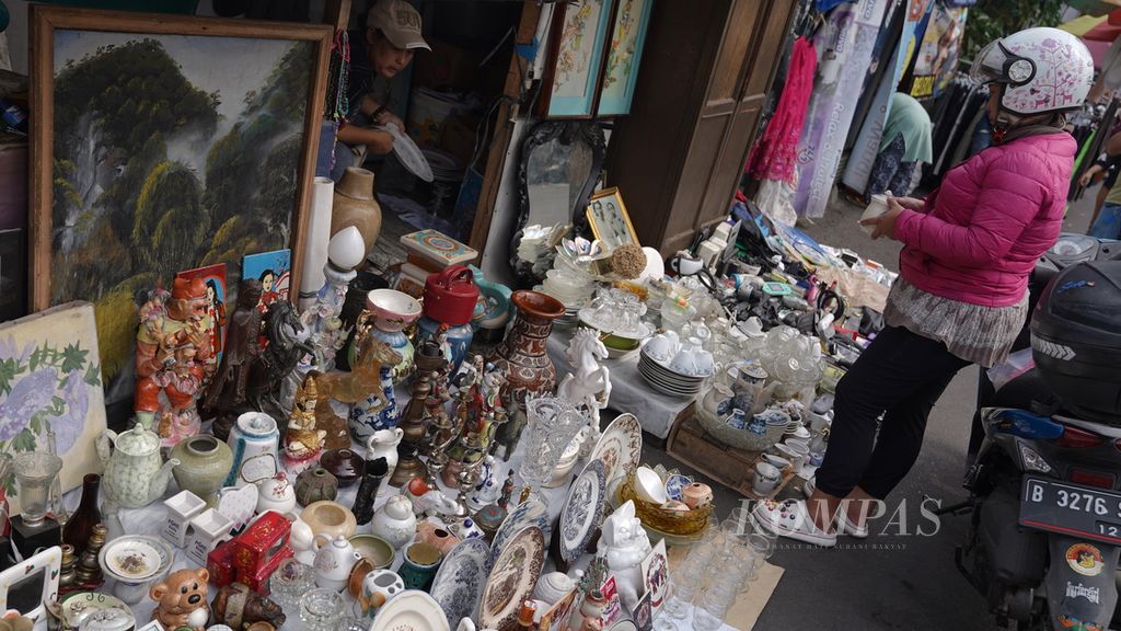 Aktivitas jual beli barang bekas di pasar loak Jembatan Hitam, Rawa Bunga, Jatinegara, Jakarta Timur, Sabtu (29/7/2023). Pasar yang mulai ramai sejak 1997 tersebut menjadi gudang barang bekas yang kerap diburu pembeli karena harga yang terjangkau. 