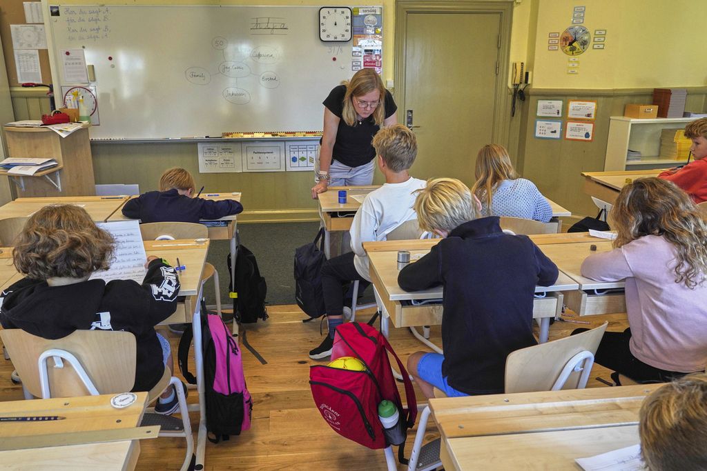 Seorang guru mengajar di Sekolah Dasar Djurgardsskolan, di Stockholm, Swedia, Kamis (31/8/2023). 