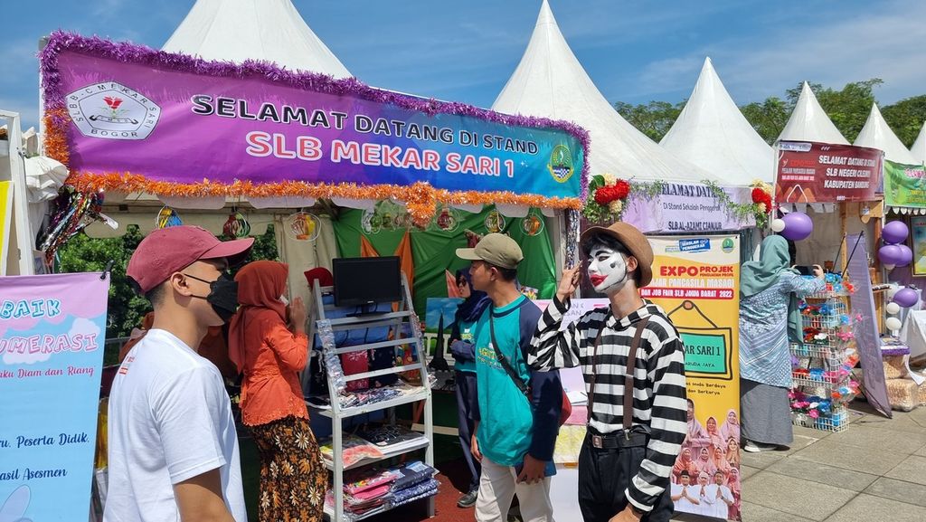 Sejumlah siswa sekolah luar biasa menuturkan bahasa isyarat dalam Festival Gerakan Disabilitas Muda Berdaya dalam Bekerja dan Berkarya (Garuda Jaya). di Gedung Sate, Kota Bandung, Kamis (14/7/2022).
