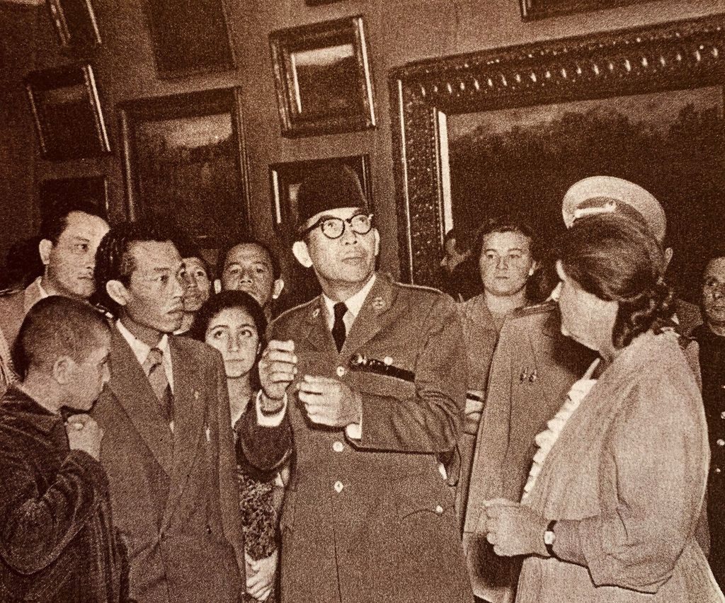 Presiden Soekarno ketika berada di sebuah museum di Uni Soviet, 1955.