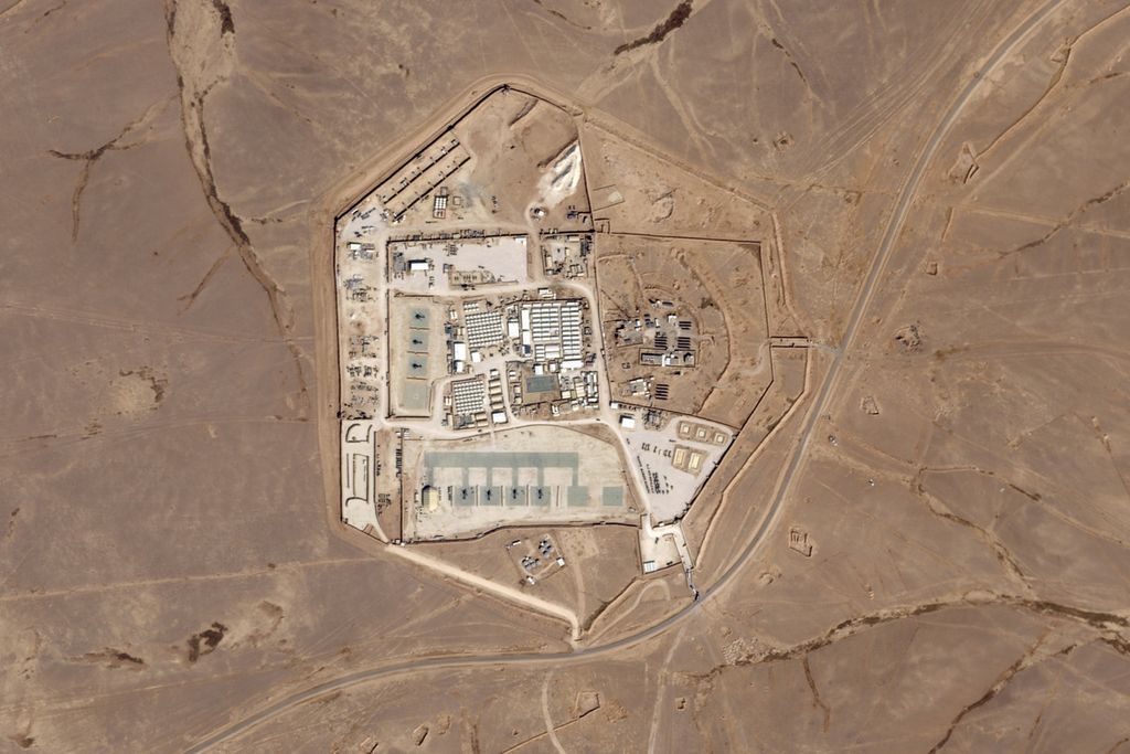 Foto satelit dari Planet Labs PBC ini menunjukkan pangkalan militer Amerika Serikat, yang dikenal sebagai Tower 22, di Jordania timur laut, 12 Oktober 2023. Pangkalan ini menjadi sasaran serangan pesawat nirawak yang menewaskan tiga tentara AS dan melukai 40 personel militer lainnya serta memicu serangan balasan AS. 