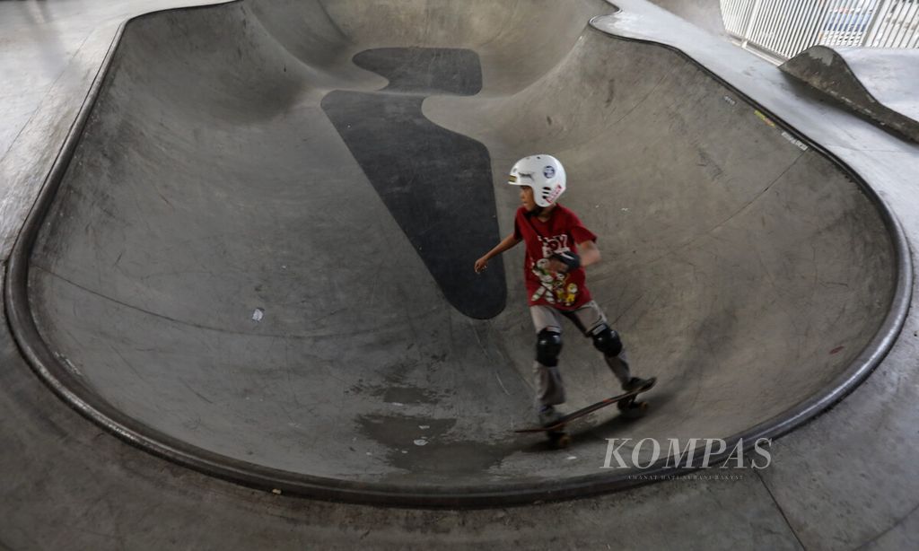Pemain <i>skateboard </i>berlatih kemahiran di Skate Park Pasar Rebo, Jakarta Timur, Sabtu (3/4/2021). Waktu akhir pekan dimanfaatkan komunitas olahraga <i>skateboard</i> dan BMX untuk berlatih di sarana yang berada di kolong jalan layang Cijantung tersebut. 