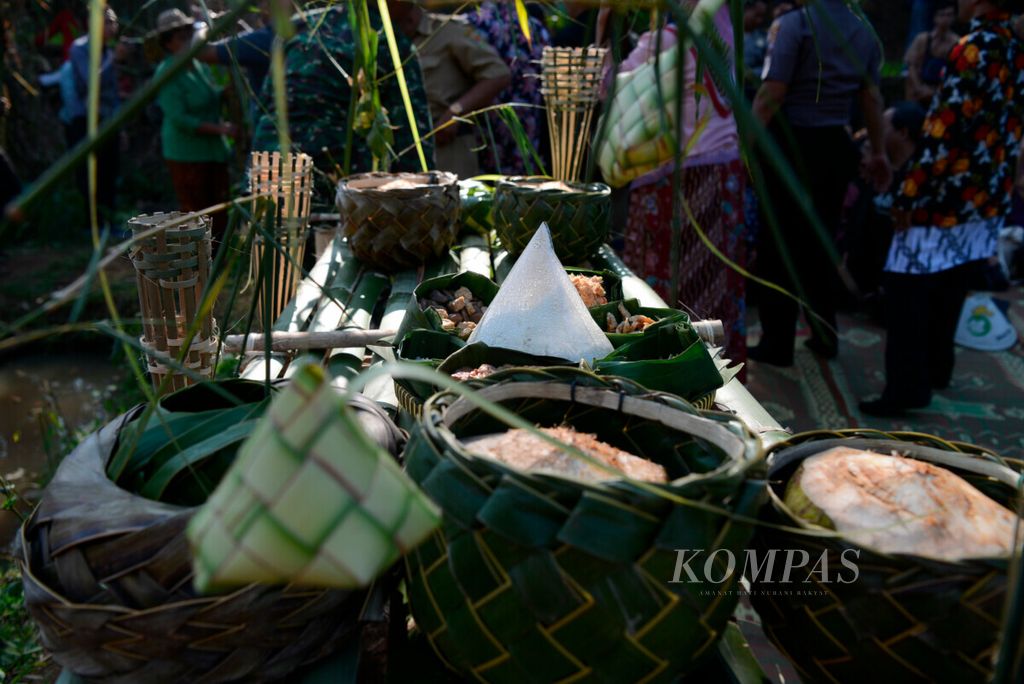Sesaji yang disiapkan dalam tradisi Wiwit Jali di Desa Losari, Kecamatan Grabag, Kabupaten Magelang, Jawa Tengah, Senin (22/7/2019). Warga merayakan panen perdana tanaman jali yang dulu merupakan sumber pangan lokal dan kembali dibudidayakan serta dilestarikan.