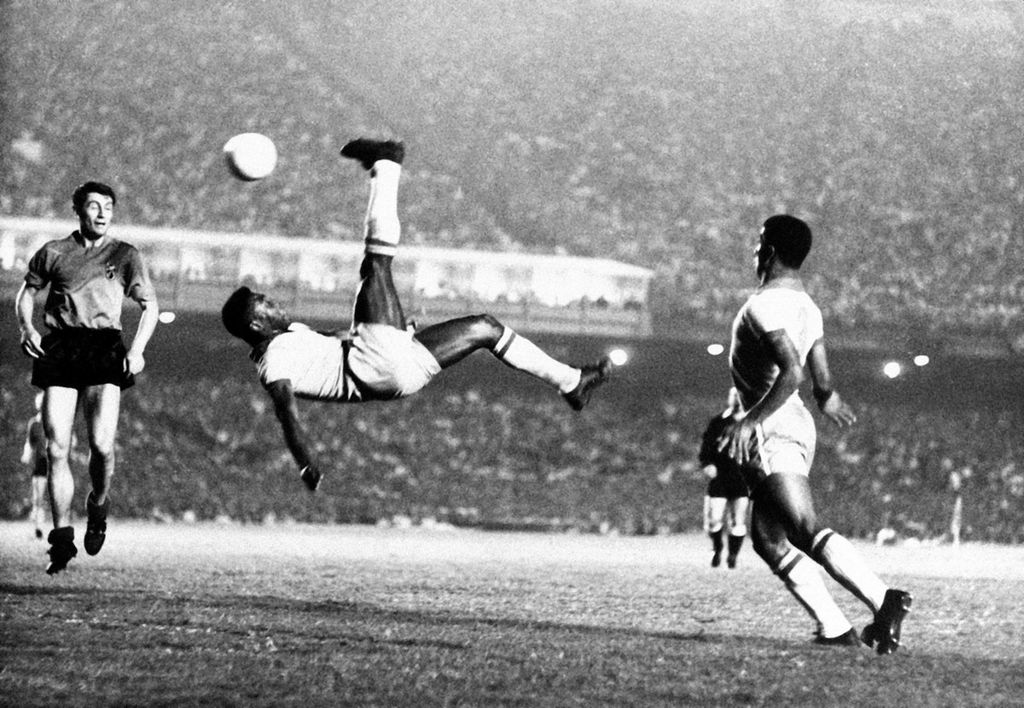 Bintang sepak bola Brasil, Pele, melakukan tendangan salto pada sebuah laga di lokasi yang tidak diketahui, September 1968. 
