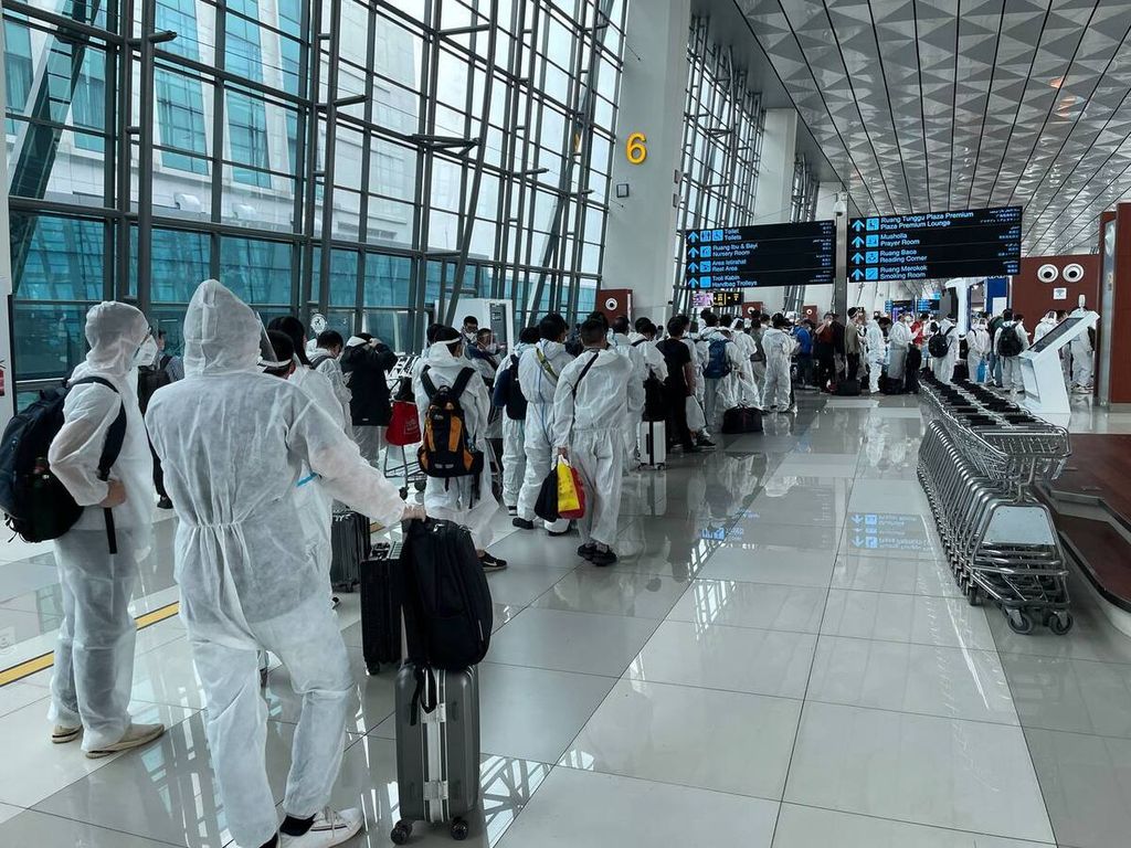 Mayoritas penumpang Xiamen Air yang datang dari hotel karantina mengenakan alat pelindung diri seperti masker, goggle, sarung tangan, hingga pakaian APD. Foto diambil di Bandara Soekarno-Hatta, Kamis (9/6/2022). Imbauan itu dari pihak maskapai dan pemerintah China yang memberlakukan kebijakan nihil Covid-19. Tetapi ada juga penumpang yang tidak mengenakan pakaian APD.