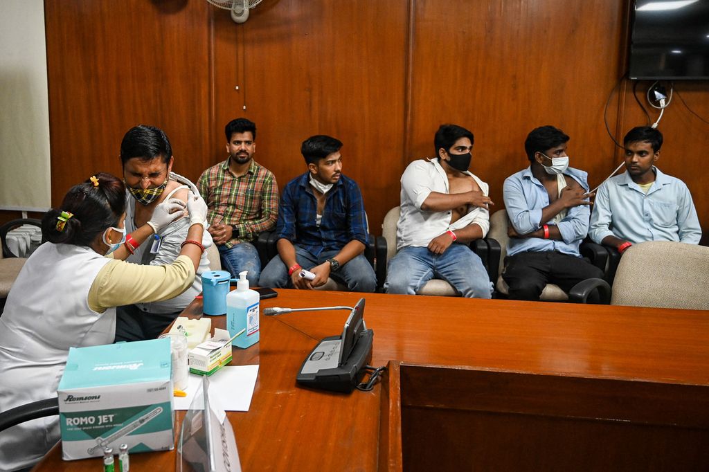 Petugas kesehatan menyuntikkan vaksin Covid-19 penguat di New Delhi, India, 15 Juli 2022. 
