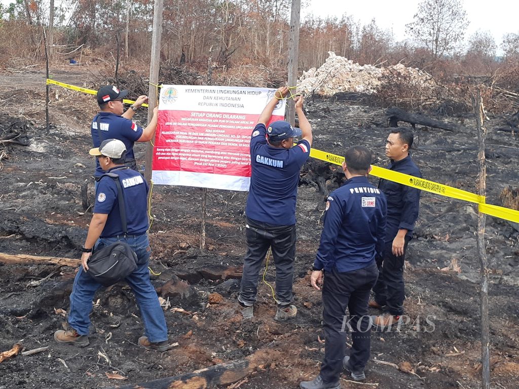The Directorate General of Law Enforcement of the Ministry of Environment and Forestry has sealed off the burned land in the sugarcane company PT DGS's concession in Tulung Selapan District, Ogan Komering Ilir District, South Sumatra, on Thursday (3/10/2019).