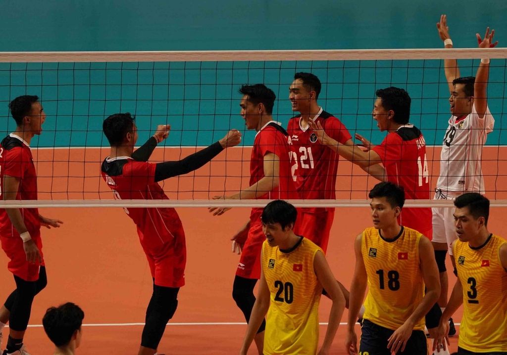 Para pemain voli putra Indonesia (merah) bersorak saat mendapatkan poin saat melawan Vietnam pada laga final SEA Games Vietnam 2021 di Dei Yen Sports Arena, Quang Ninh, Minggu (22/5/2022). Indonesia menang 3-0 (25-22, 25-18, 25-15) dan berhak atas medali emas.