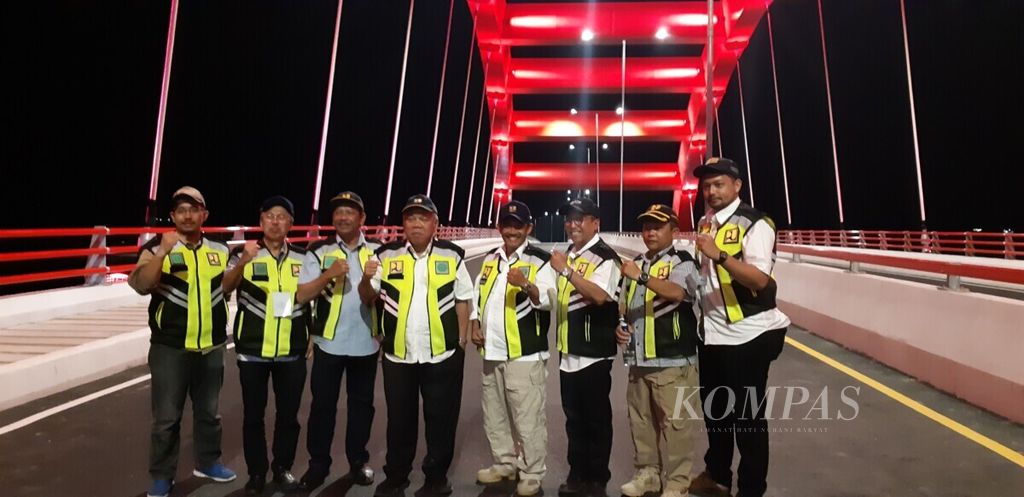 Menteri Pekerjaan Umum dan Perumahan Rakyat Basuki Hadimuljono bersama pegawai Dinas PUPR Provinsi Papua, berfoto bersama di Jembatan Holtekamp, Jayapura, pada Minggu (31/3/2019) malam.