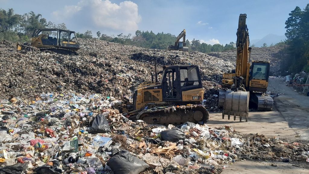 Kondisi beberapa alat berat dan tumpukan sampah di Tempat Pembuangan Akhir Tlekung di Desa Tlekung, Kecamatan Junrejo, Kota Batu, Jawa Timur, Rabu (30/8/2023)