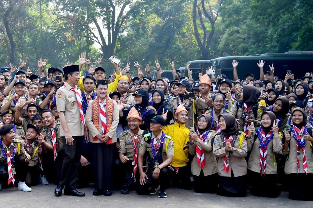 Presiden Joko Widodo dan Ibu Iriana Joko Widodo meninjau kegiatan Raimuna Nasional XII Gerakan Pramuka Tahun 2023 yang digelar di Bumi Perkemahan Pramuka Cibubur, Jakarta, Selasa (15/8/2023).  