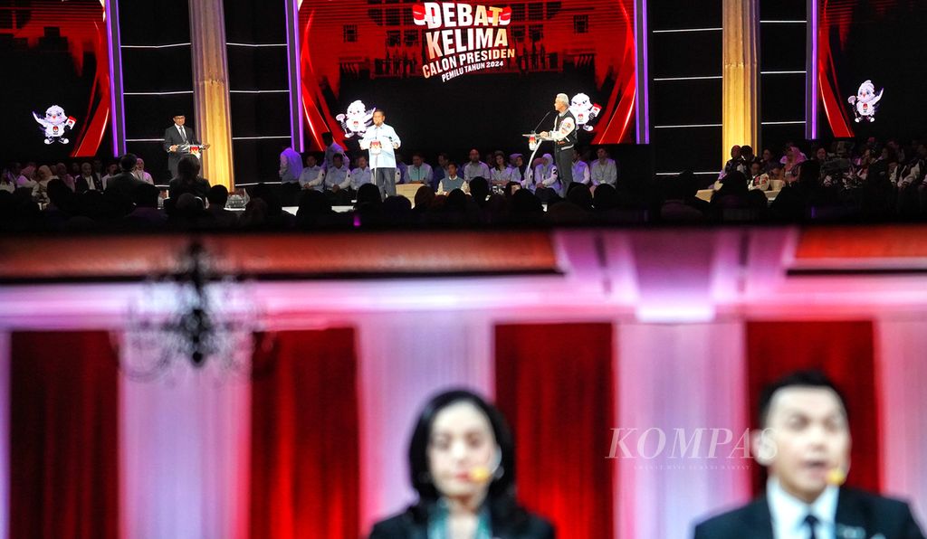 Aksi para calon presiden saat di atas panggung dan tampilan layar moderator Debat Putaran ke-5 Calon Presiden Pemilu 2024 di Jakarta Convention Center, Jakarta, Minggu (4/2/2023). 