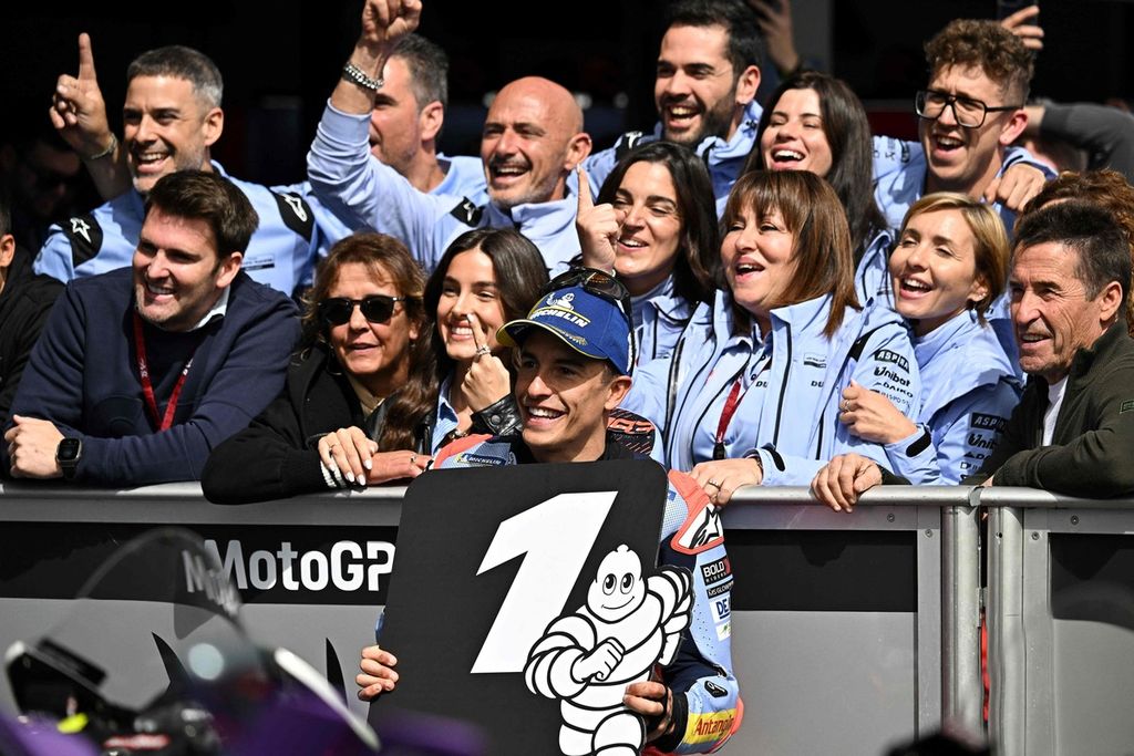Gresini Racing racer, Marc Marquez, celebrates pole position with the crew after the qualifying session for the Spanish MotoGP series at Srikuit Jerez, Saturday (27/4/2024).