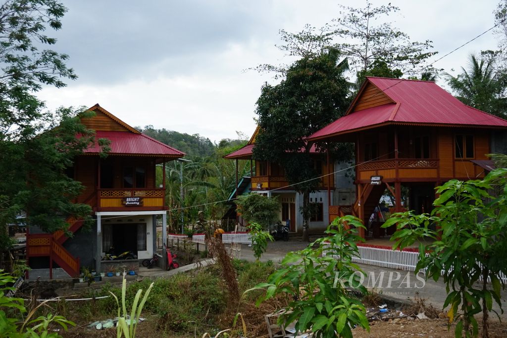 Tiga rumah penginapan (<i>homestay</i>) berdiri berdampingan di Desa Pulisan yang masuk area Kawasan Ekonomi Khusus Pariwisata Likupang di Likupang Timur, Minahasa Utara, Sulawesi Utara, pada Kamis (14/9/2023). Pada 2021, Kementerian Pekerjaan Umum dan Perumahan Rakyat menyelesaikan pembangunan 263 rumah penginapan di tiga desa yang berada di dalam KEK, yaitu Pulisan, Marinsow, dan Kinunang, dengan dana Rp 44 miliar.